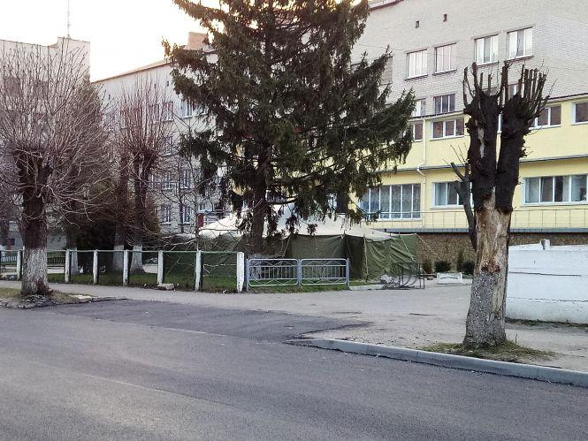 Новини Козятина - фото з (ОНОВЛЕНО) Для чого біля лікарні встановили палатку? (ОНОВЛЕНО) Для чого біля лікарні встановили палатку?, фото №1 на сайті 20minut.ua