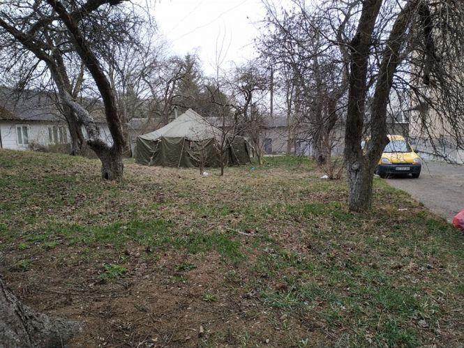 Намети посеред вулиці: як виглядають пункти прийому хворих на коронавірус. А у ваших містах є такі?, фото №3 на сайті 20minut.ua