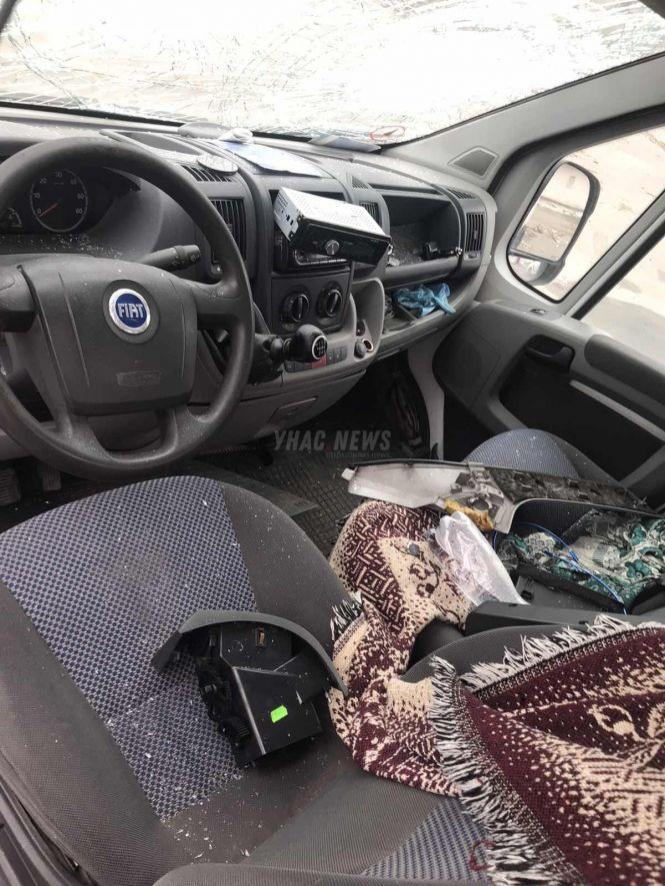 Новини Хмельницького - фото з На Хмельниччині невідомі побили авто, яке возило труну із закликом дотримуватись карантину На Хмельниччині невідомі побили авто, яке возило труну із закликом дотримуватись карантину, фото №2 на сайті vsim.ua