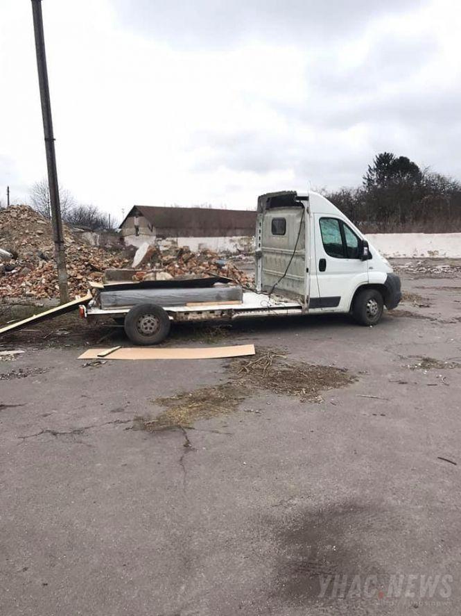 Новини Хмельницького - фото з На Хмельниччині невідомі побили авто, яке возило труну із закликом дотримуватись карантину На Хмельниччині невідомі побили авто, яке возило труну із закликом дотримуватись карантину, фото №1 на сайті vsim.ua