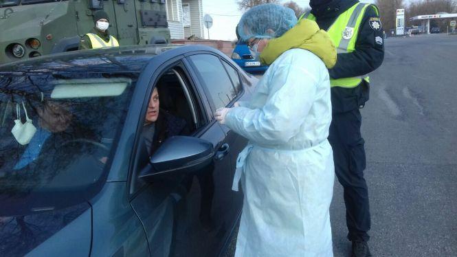 На махнівському блокпосту міряють температуру та дезінфікують автотранспорт, фото №2 на сайті 20minut.ua