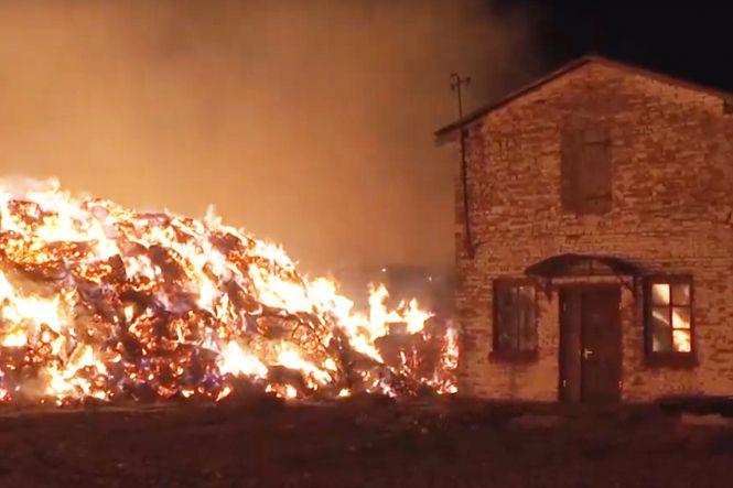 На Хмельниччині горіли скирти з соломою. Вогонь гасили 46 рятувальників на 7 машинах (ФОТО, ВІДЕО), фото №10 на сайті vsim.ua