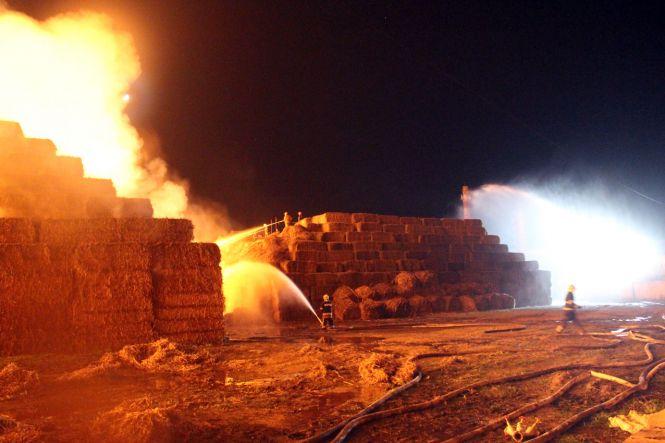 На Хмельниччині горіли скирти з соломою. Вогонь гасили 46 рятувальників на 7 машинах (ФОТО, ВІДЕО), фото №4 на сайті vsim.ua