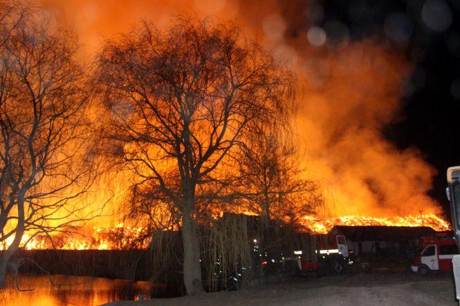 На Хмельниччині горіли скирти з соломою. Вогонь гасили 46 рятувальників на 7 машинах (ФОТО, ВІДЕО), фото №6 на сайті vsim.ua