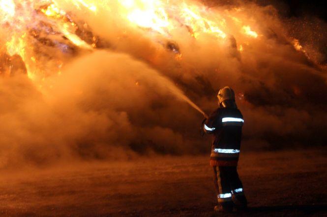 На Хмельниччині горіли скирти з соломою. Вогонь гасили 46 рятувальників на 7 машинах (ФОТО, ВІДЕО), фото №8 на сайті vsim.ua
