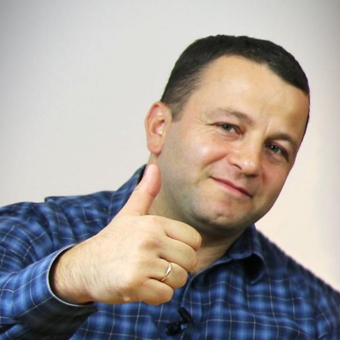 Новини Хмельницького - фото з Аніськов медитує, а в Бондаренка стало більше сексу: як минає карантин у відомих хмельничан На изображении может находиться: 1 человек, часть тела крупным планом