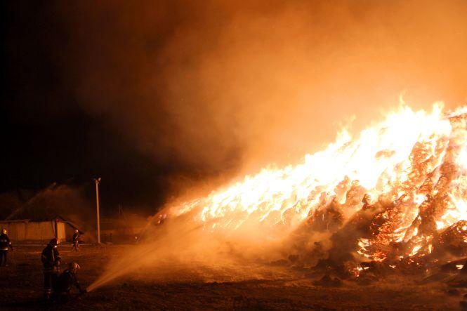 На Хмельниччині горіли скирти з соломою. Вогонь гасили 46 рятувальників на 7 машинах (ФОТО, ВІДЕО), фото №7 на сайті vsim.ua