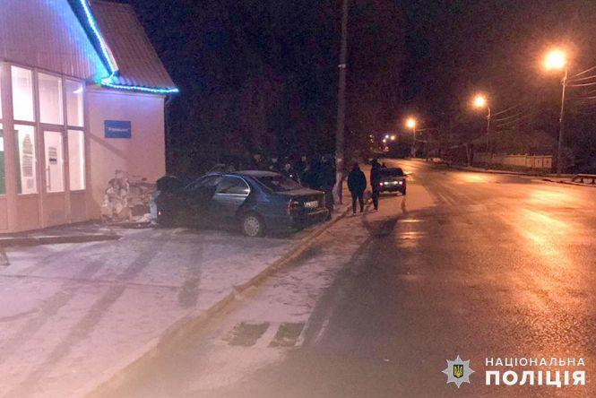 На Хмельниччині BMW влетіло у бетонну стіну: є постраждалі, фото №1 на сайті vsim.ua