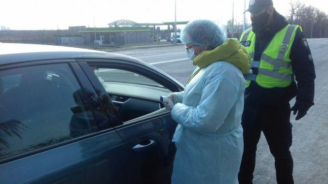 На махнівському блокпосту міряють температуру та дезінфікують автотранспорт, фото №1 на сайті 20minut.ua
