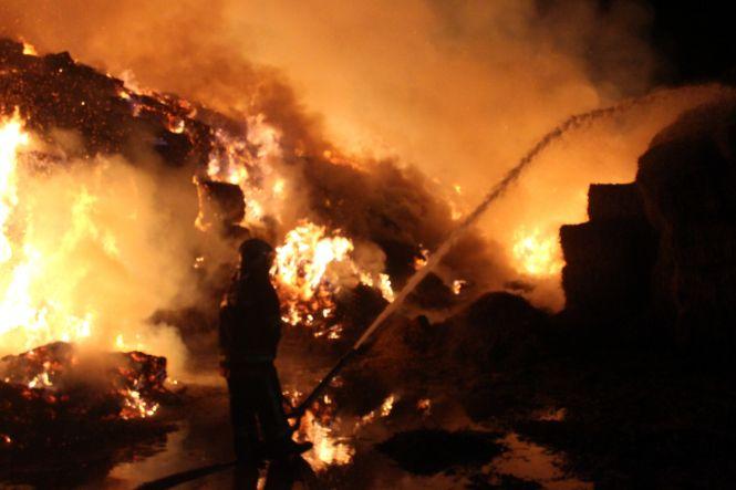 На Хмельниччині горіли скирти з соломою. Вогонь гасили 46 рятувальників на 7 машинах (ФОТО, ВІДЕО), фото №5 на сайті vsim.ua