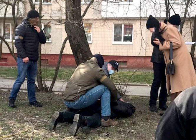 Новини Тернополя - фото з Біля «Торби» на БАМі затримали вимагачів, коли їм передавали 3 500 доларів за неіснуючий борг Біля «Торби» на БАМі затримали вимагачів, коли їм передавали 3 500 доларів за неіснуючий борг, фото №3 на сайті 20minut.ua