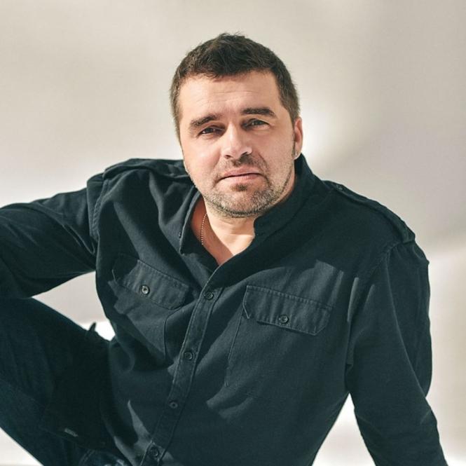 Новини Хмельницького - фото з Аніськов медитує, а в Бондаренка стало більше сексу: як минає карантин у відомих хмельничан На изображении может находиться: 1 человек, часть тела крупным планом