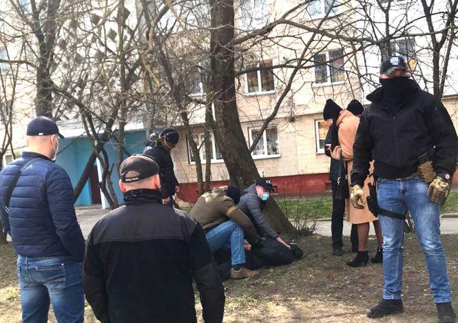 Новини Тернополя - фото з Біля «Торби» на БАМі затримали вимагачів, коли їм передавали 3 500 доларів за неіснуючий борг Біля «Торби» на БАМі затримали вимагачів, коли їм передавали 3 500 доларів за неіснуючий борг, фото №2 на сайті 20minut.ua