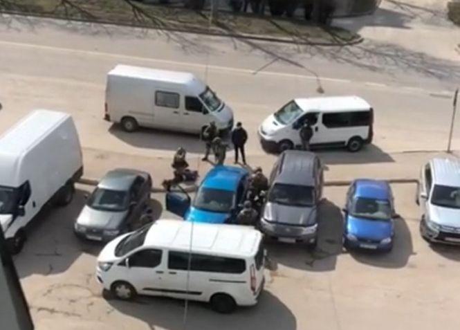 Новини Тернополя - фото з Біля «Торби» на БАМі затримали вимагачів, коли їм передавали 3 500 доларів за неіснуючий борг Біля «Торби» на БАМі затримали вимагачів, коли їм передавали 3 500 доларів за неіснуючий борг, фото №1 на сайті 20minut.ua