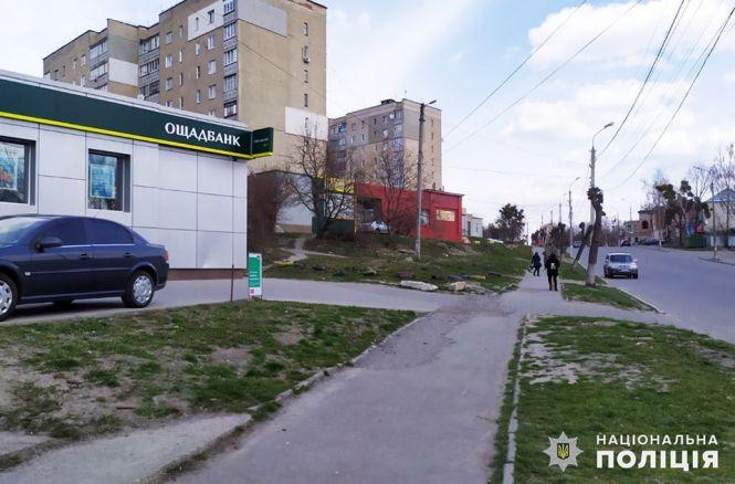 На Хмельниччині двоє розбійників серед вулиці побили та обікрали хлопця, фото №1 на сайті vsim.ua