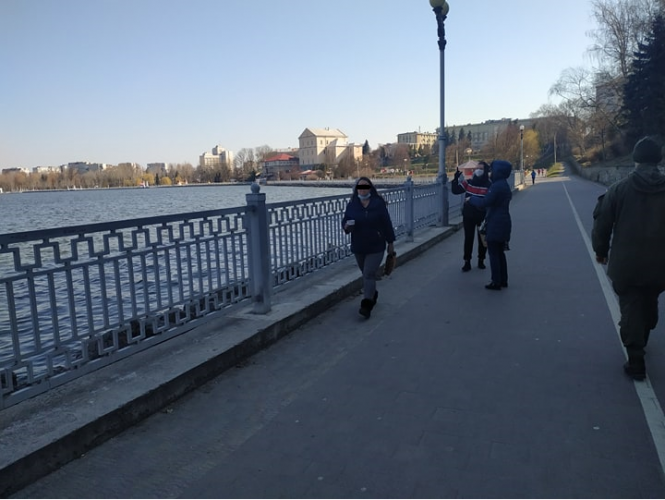 Новини Тернополя - фото з На бороді та на шиї: як тернополяни носять захисні маски і як правильно На бороді та на шиї: як тернополяни носять захисні маски і як правильно, фото №2 на сайті 20minut.ua