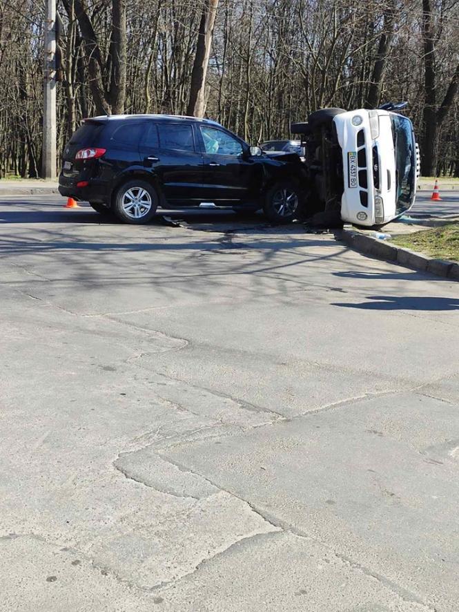 У ДТП на Проскурівського Підпілля перекинувся бус (ФОТО), фото №2 на сайті vsim.ua