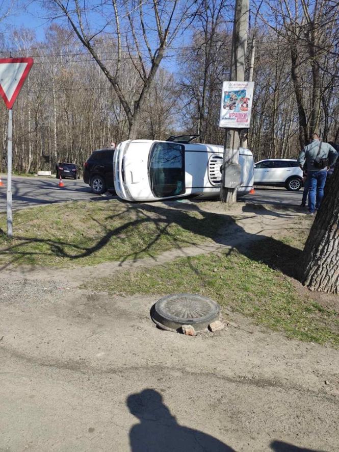 У ДТП на Проскурівського Підпілля перекинувся бус (ФОТО), фото №3 на сайті vsim.ua