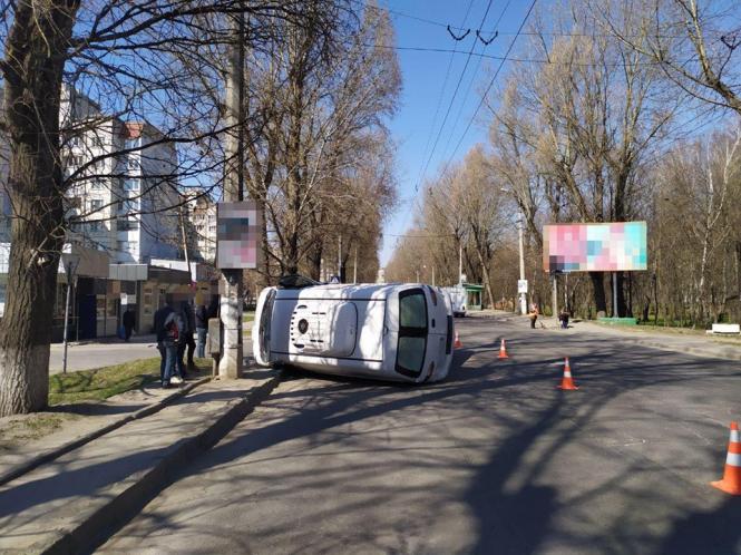 У ДТП на Проскурівського Підпілля перекинувся бус (ФОТО), фото №1 на сайті vsim.ua