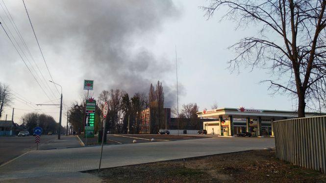 Новини Житомира - фото з Горять продуктові склади біля Малинського ринку. ВІДЕО Горять продуктові склади біля Малинського ринку. ВІДЕО, фото №3 на сайті 20minut.ua