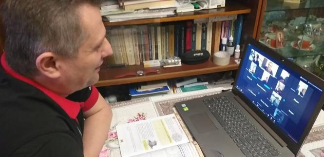 На изображении может находиться: один или несколько человек, люди сидят и экран