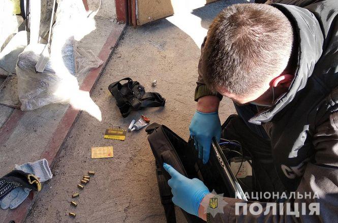 На Хмельниччині затримали чоловіків, які продавали зброю та боєприпаси (ФОТО), фото №2 на сайті vsim.ua