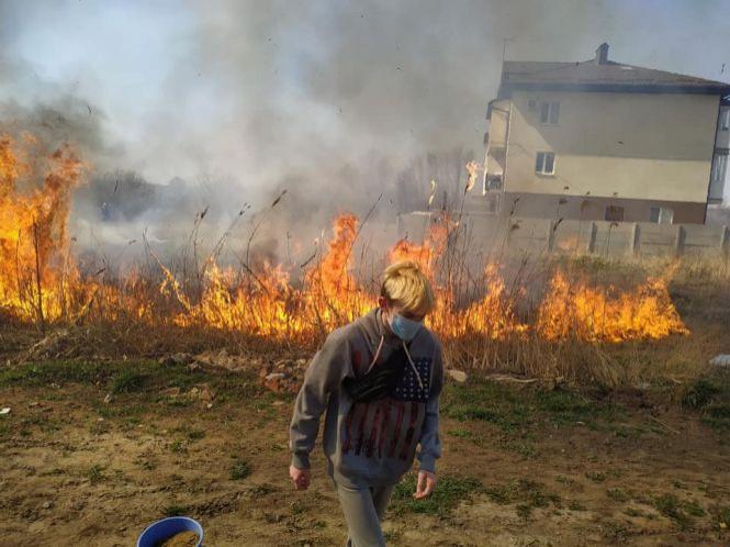 Новини Вінниці - фото з На Вишенському озері горить очерет та суха трава. Вогонь був поруч житлових будинків На Вишенському озері горить очерет та суха трава. Вогонь був поруч житлових будинків, фото №1 на сайті 20minut.ua