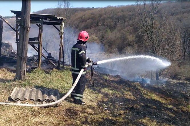Палили траву. На Хмельниччині вогонь знищив господарчі будівлі (ФОТО), фото №5 на сайті vsim.ua