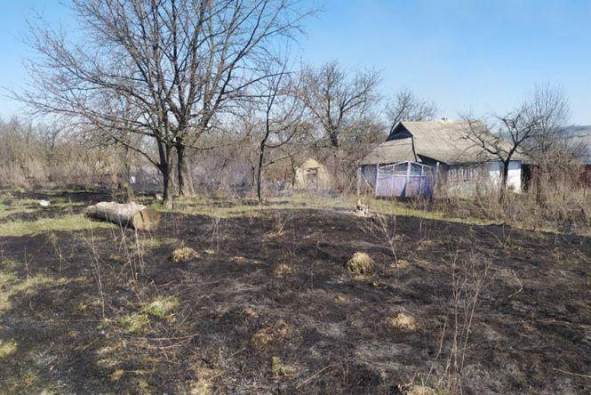Палили траву. На Хмельниччині вогонь знищив господарчі будівлі (ФОТО), фото №1 на сайті vsim.ua