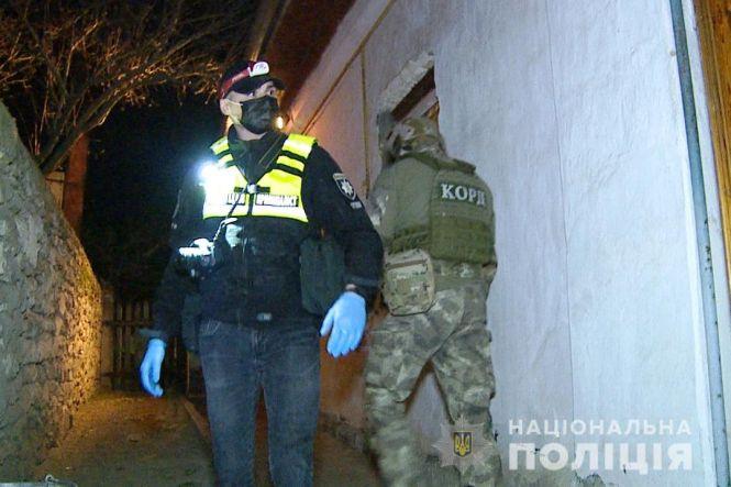 Новини Вінниці - фото з Штурм будинку у Шаргороді: озброєний неадекват та поранені чотири спецпризначенці Штурм будинку у Шаргороді: озброєний неадекват та поранені чотири спецпризначенці, фото №1 на сайті 20minut.ua
