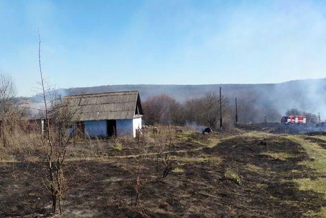 Палили траву. На Хмельниччині вогонь знищив господарчі будівлі (ФОТО), фото №4 на сайті vsim.ua