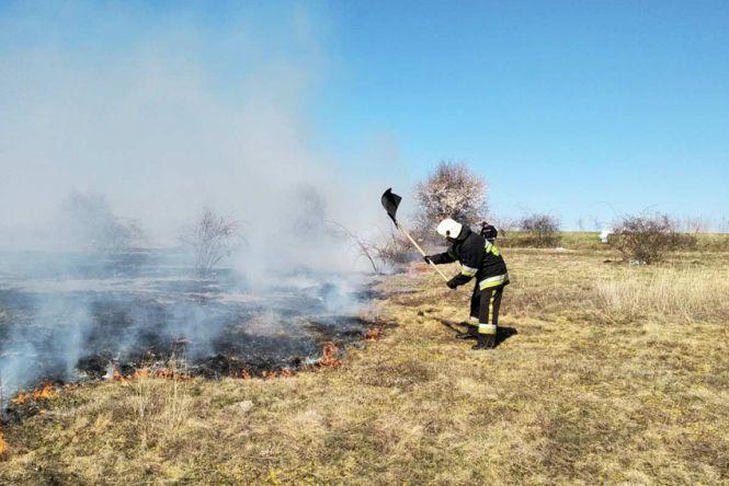 18 пожеж за добу. На Хмельниччині люди продовжують спалювати суху траву, фото №1 на сайті vsim.ua