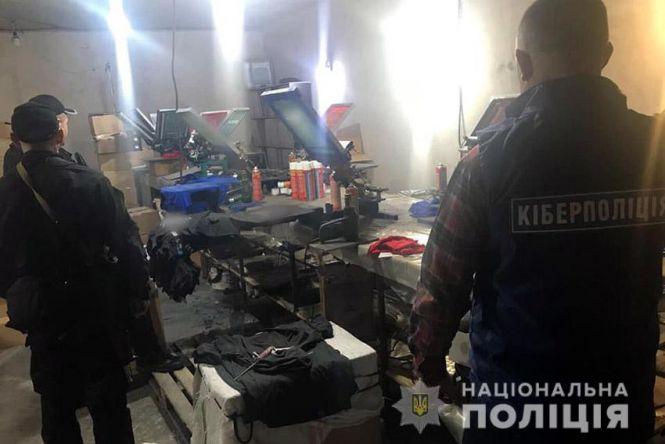 Новини Хмельницького - фото з У Хмельницькому судитимуть підприємця, який незаконно шив та продавав брендовий одяг У Хмельницькому судитимуть підприємця, який незаконно шив та продавав брендовий одяг, фото №1 на сайті vsim.ua