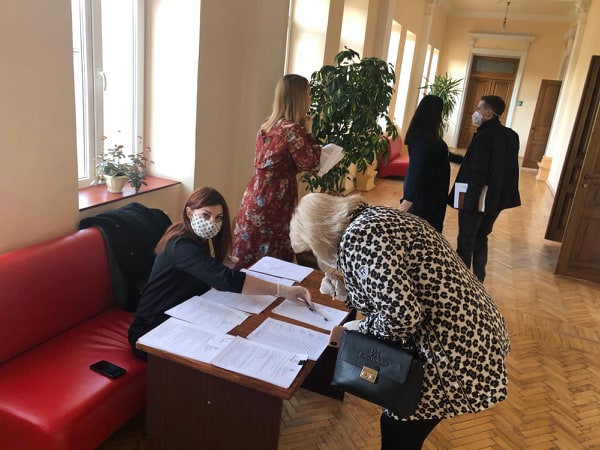 Новини Тернополя - фото з У Тернополі відбулось позачергове засідання сесії міської ради в спеціальних умовах У Тернополі відбулось позачергове засідання сесії міської ради в спеціальних умовах, фото №1 на сайті 20minut.ua