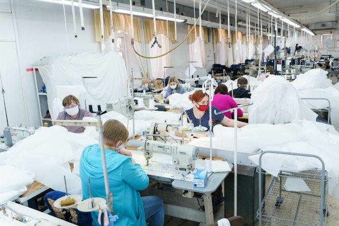 Новини Вінниці - фото з «Володарка» і «Поділля» почали шити захисні костюми для медиків «Володарка» і «Поділля» почали шити захисні костюми для медиків, фото №1 на сайті 20minut.ua
