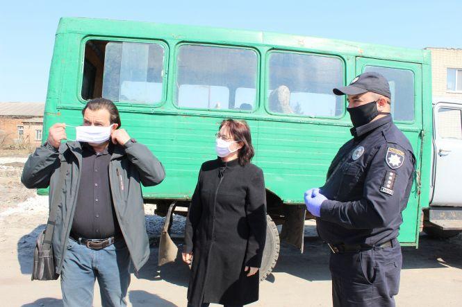 Дві години з поліцейськими: штрафи не виписували, а маски роздавали, фото №3 на сайті 20minut.ua