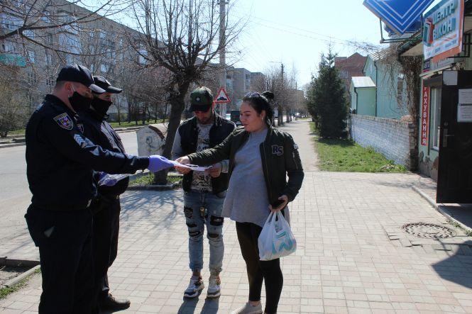 Дві години з поліцейськими: штрафи не виписували, а маски роздавали, фото №4 на сайті 20minut.ua