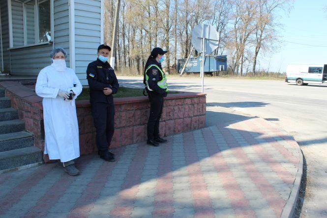 Дві години з поліцейськими: штрафи не виписували, а маски роздавали, фото №11 на сайті 20minut.ua