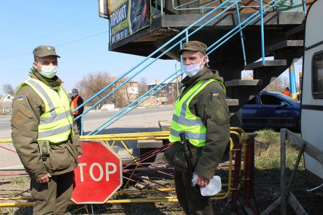 Дві години з поліцейськими: штрафи не виписували, а маски роздавали, фото №2 на сайті 20minut.ua
