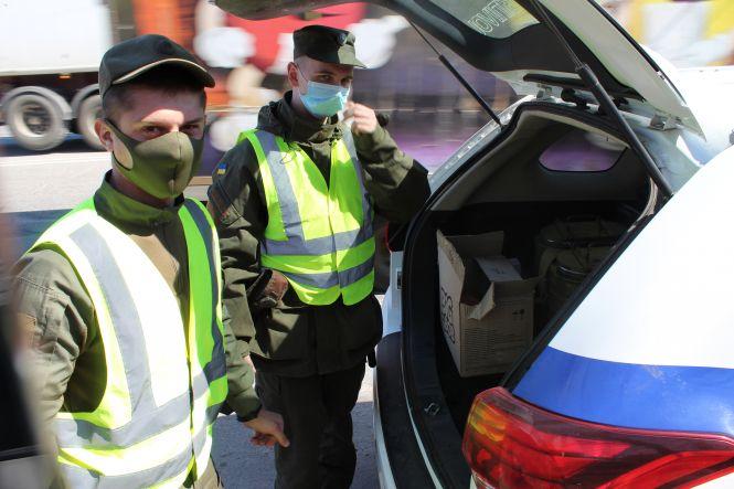 Дві години з поліцейськими: штрафи не виписували, а маски роздавали, фото №1 на сайті 20minut.ua