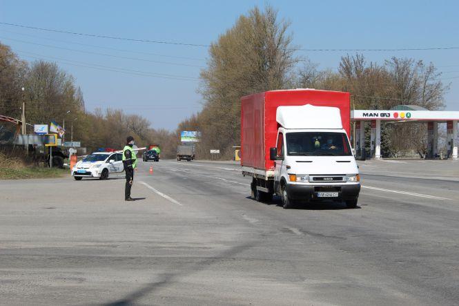 Дві години з поліцейськими: штрафи не виписували, а маски роздавали, фото №12 на сайті 20minut.ua