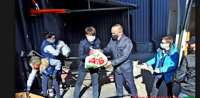 Новини Козятина - фото з Соціальний проект: козятинчанам роздають продуктові набори Соціальний проект: козятинчанам роздають продуктові набори, фото №1 на сайті 20minut.ua