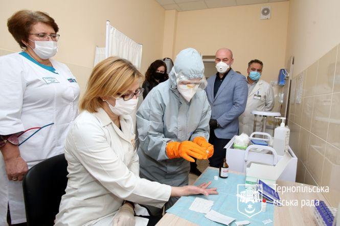 Новини Тернополя - фото з У Тернополі почали масово тестувати на коронавірус сімейних лікарів, педіатрів та працівників спецтранспорту (ВІДЕО) У Тернополі почали масово тестувати на коронавірус сімейних лікарів, педіатрів та працівників спецтранспорту (ВІДЕО), фото №2 на сайті 20minut.ua