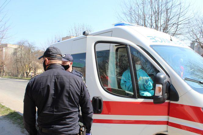 Дві години з поліцейськими: штрафи не виписували, а маски роздавали, фото №8 на сайті 20minut.ua