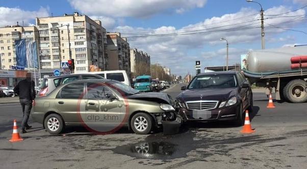 Новини Хмельницького - фото з ДТП на перехресті Прибузької та Трудової. Постраждала жінка (ВІДЕО) ДТП на перехресті Прибузької та Трудової. Постраждала жінка (ВІДЕО), фото №1 на сайті vsim.ua