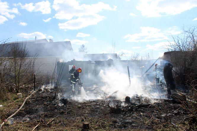 Пожежа у Хмельницькому: вогонь гасили 8 рятувальників на 2 автомобілях (ВІДЕО), фото №2 на сайті vsim.ua