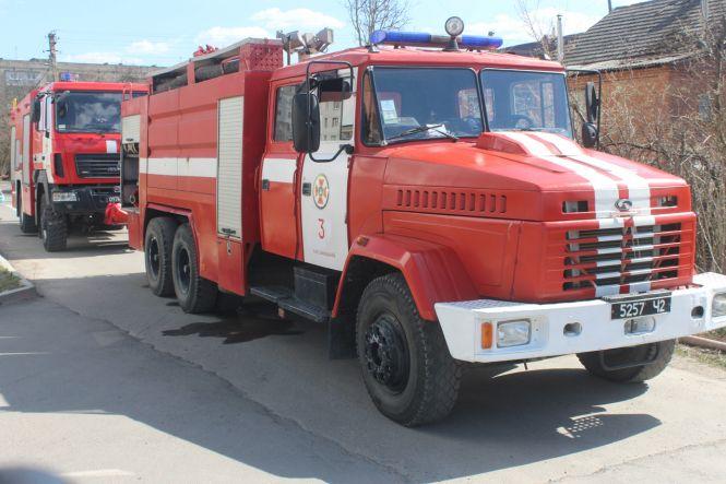 Пожежа у Хмельницькому: вогонь гасили 8 рятувальників на 2 автомобілях (ВІДЕО), фото №4 на сайті vsim.ua