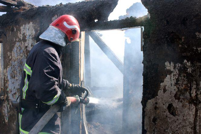 Пожежа у Хмельницькому: вогонь гасили 8 рятувальників на 2 автомобілях (ВІДЕО), фото №3 на сайті vsim.ua
