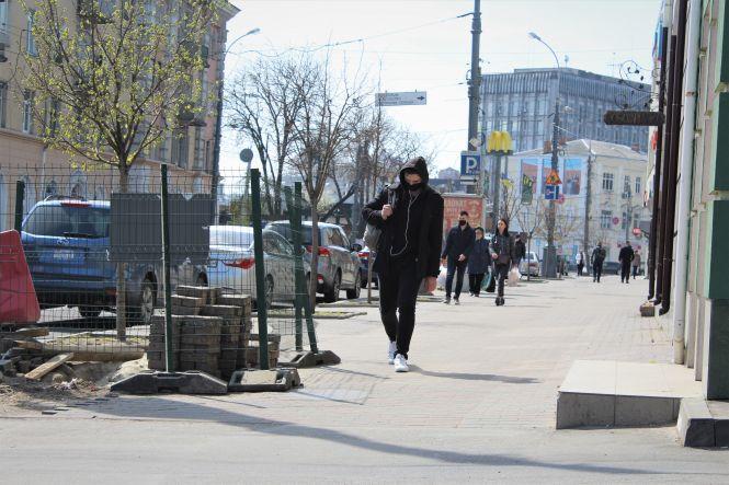 Як вінничани дотримуються карантину. Фоторепортаж з Соборної, фото №5 на сайті 20minut.ua