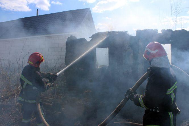 Пожежа у Хмельницькому: вогонь гасили 8 рятувальників на 2 автомобілях (ВІДЕО), фото №1 на сайті vsim.ua